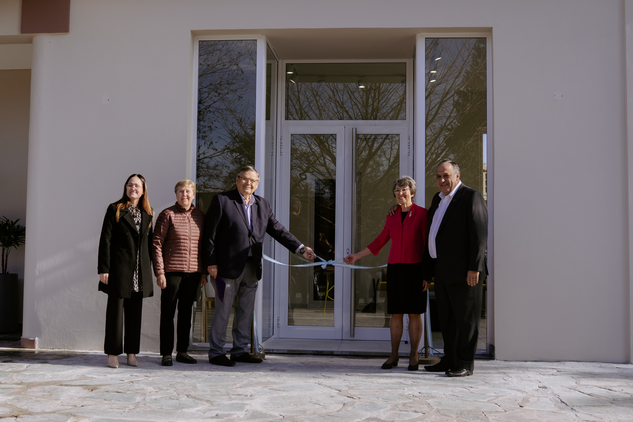 Corte de cinta en la inauguración del nuevo hall de entrada