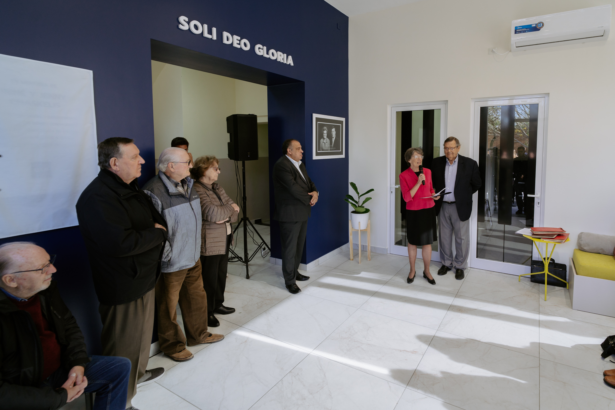 Interior del nuevo hall durante la inauguración (pared con la inscripción 'Soli Deo Gloria')