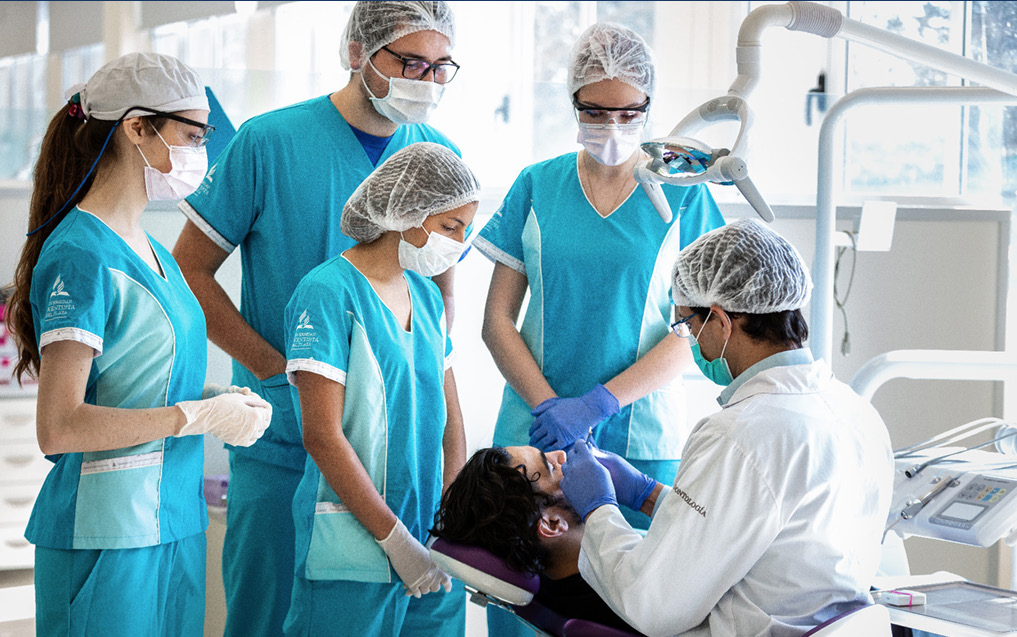 Equipo del Centro Odontológico Universitario atendiendo a un paciente